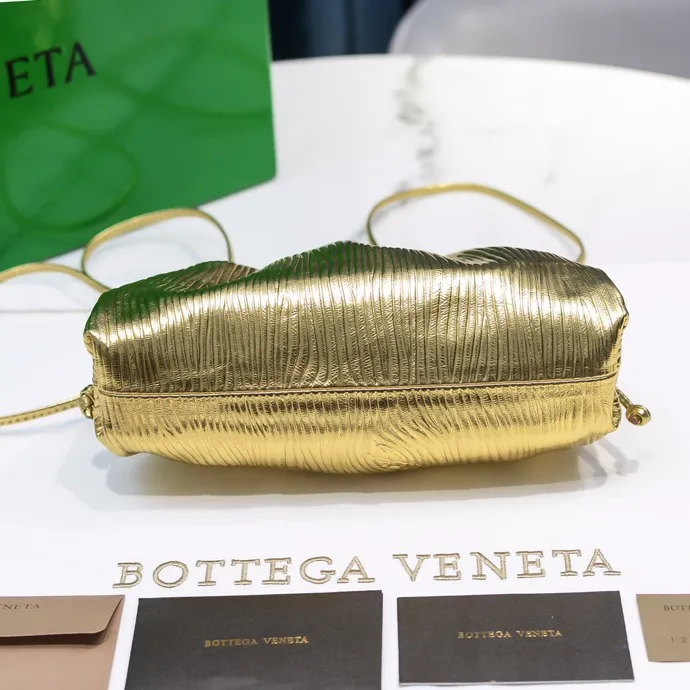 Batch 1260 Real shot👇2020 New colors on Xiaoyunduo Authentic Italian original Bottega Veneta This Pouch clutch bag is one of the first designs created by designer Daniel in BV. It has a simple soft silhouette bag body without any unnecessary decoration. It has a very elegant and high-end texture when you hold it casually in your hand. The more you look at it, the more you will be fascinated by it. Counter quality size: 22*12.7cm (small cloud embossed gold)